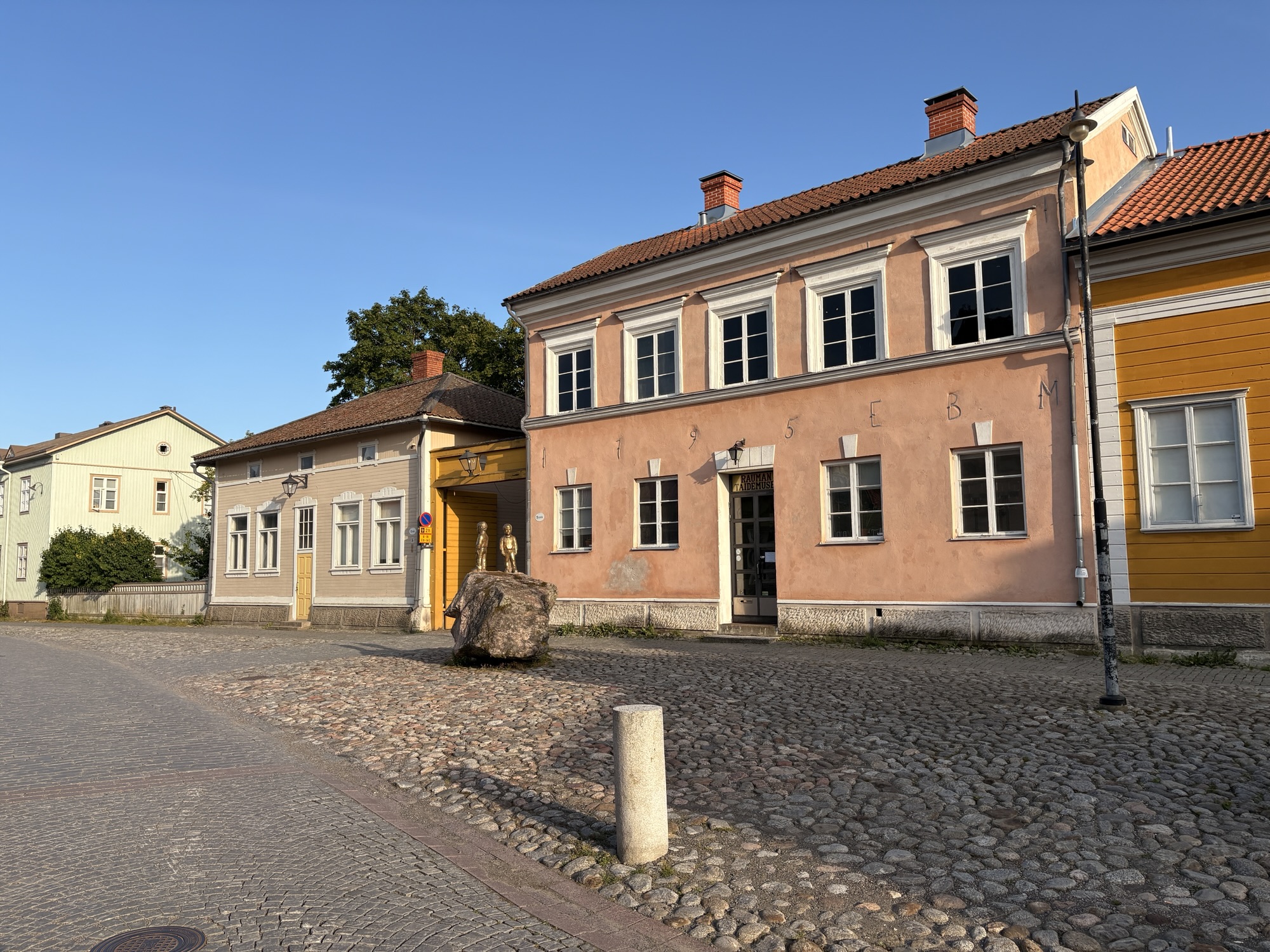 img_8849.jpg Rauman taidemuseo on vastapäätä aseuntoa